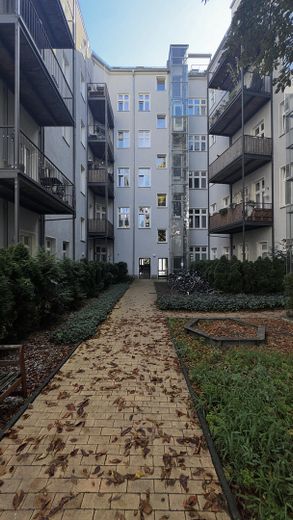 Vistas directas al Spree | 107 m² disponibles para ocupar | Ascensor | Sin comisión | 3–4 habitaciones – Innenhof