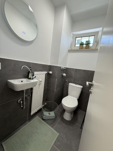 Provisionsfrei / Kernsanierte 3-Zimmer Wohnung in Wiesbaden-Schierstein mit Balkon & Stellplatz – Gäste-WC