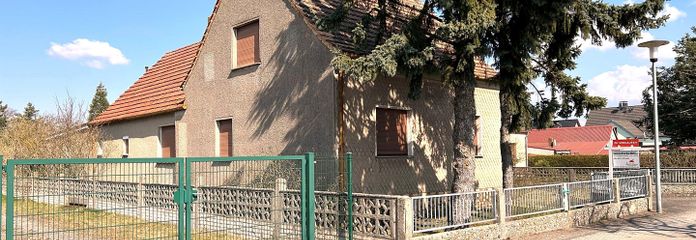 Haus zur Straßenseite