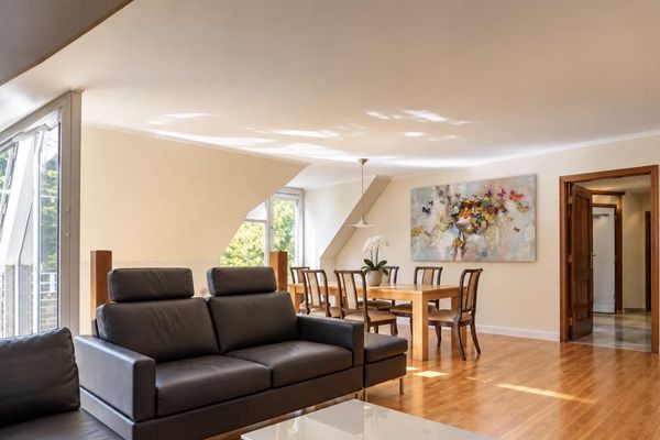 Hamburg yakınlarında Ahrensburg’da özel mobilyalı dubleks daire – yaklaşık 120 m², çatı teraslı