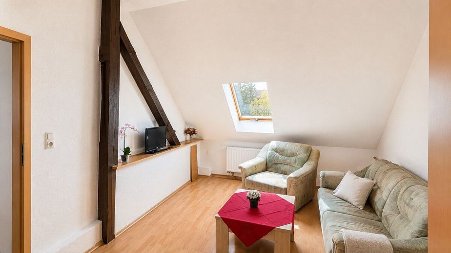 Reserviert | PROVISIONSFREI | Attraktives Zweifamilienhaus mit zusätzlicher Wohneinheit – Wohnzimmer DG