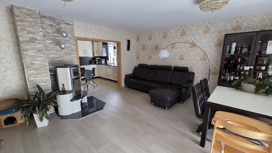 Élégante maison individuelle avec logement indépendant – Blick in Richtung Küche