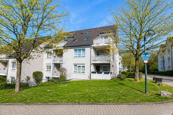 «Inversión en Solingen: edificio de 6 viviendas bien conservado con 4 garajes y viviendas subvencionadas»