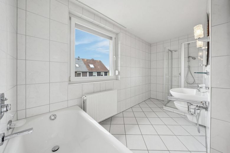 Bad im OG mit Dusche und Wanne