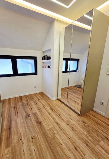 Wohnen auf hohem Niveau | Exklusives Einfamilienhaus | Kernsaniert & hochwertig ausgestattet – OG Ankleide / Kinderzimmer