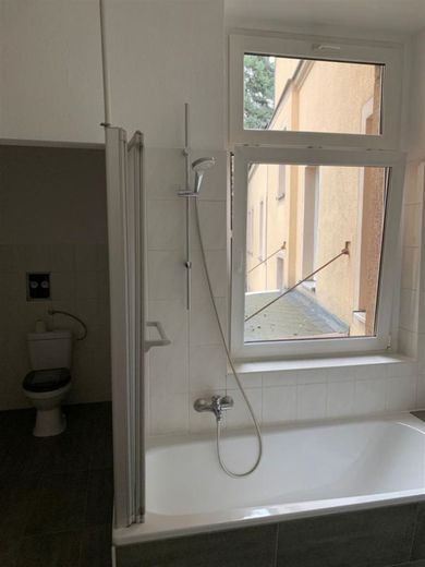 Großzügige 4-Zimmer mit Laminat, EBK und Wannenbad in guter Lage – photo-2023-10-30-09-21-50~11