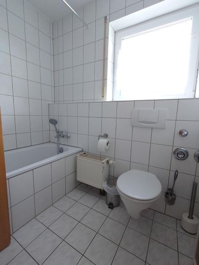 Ampio e luminoso appartamento di 3 locali con 2 balconi, cucina componibile e 2 posti auto in autorimessa interrata – Badezimmer