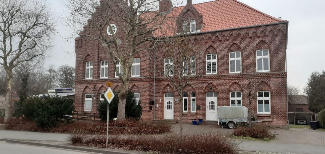 Einzimmerwohnung im Dachgeschoss, EBK, Fußbodenheizung im Duschbad – Hausansicht