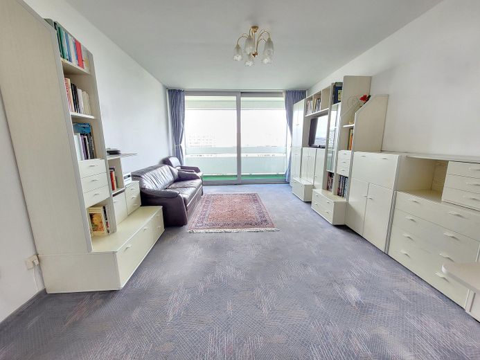 Bogenhausen 15° piano appartamento di 3 locali con vista sulle Alpi e piscina sul rooftop – vendita privata! – Wohnzimmer