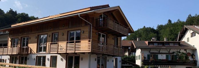 Bad Wiessee: Luxuriöse Terrassenwohnung - attraktive 2 Zimmer im 1. OG - ohne Makler – Ansicht von Süd / Osten