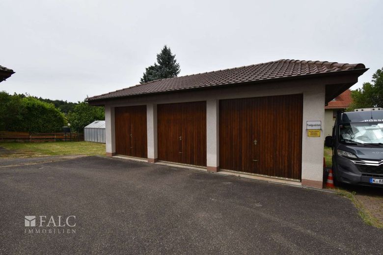 Ruhige Lage mit großem Grundstück – Garage für Camper