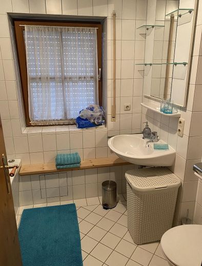 Bad mit Fenster und Badewanne