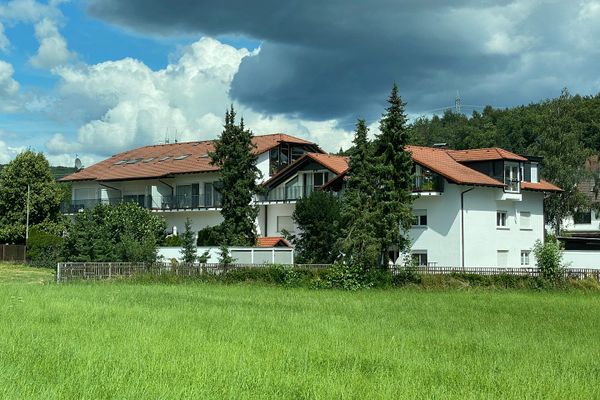 Amplio y cuidado apartamento de 2 habitaciones con gran terraza en Hofheim, pedanía de Wildsachsen