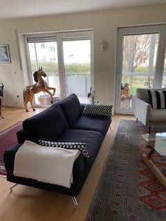 Helle 3 Zimmerwohnung mit Balkon,Wintergarten und Carport Stellplatz – Wohnzimmer