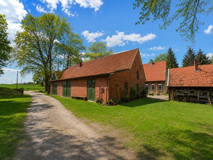 Landhaus mit 4 Pferdeboxen, Weideland und vielseitigen Nutzungsmöglichkeiten – Foto 1