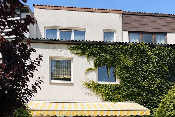 Casa a schiera centrale ben tenuta con studio mansardato, giardino esposto a sud e distribuzione flessibile degli ambienti