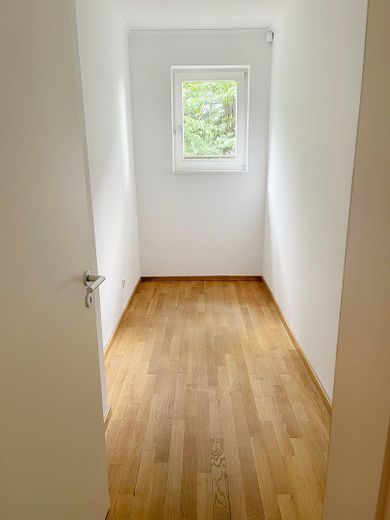 Wohnen, wo Hamburg zur Elbe hinabsteigt – kleines Zimmer