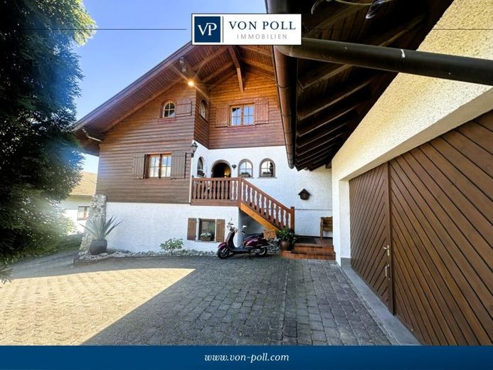 Büyüleyici kır evi karakterine, huzur dolu bir bahçeye ve dağ manzarasına sahip, iki katlı şık müstakil ev – Fotoğraf 1