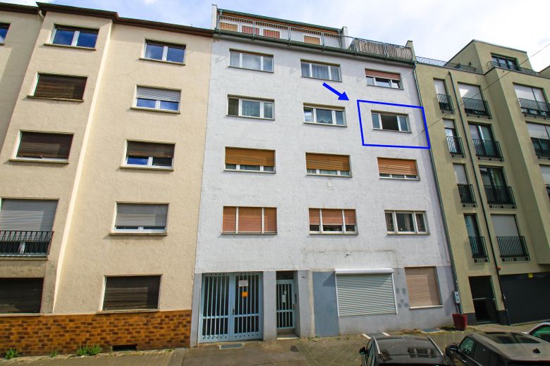 Urbaner Wohntraum mit Tiefgarage: 2-Zimmer kernsaniert – ideal für Paare, Single oder Investment – Straßenansicht