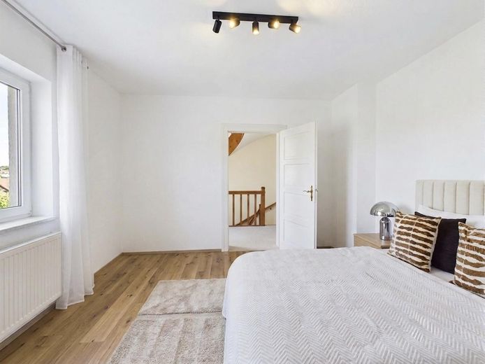 Od osoby prywatnej: Zmodernizowany szeregowiec środkowy w bardzo dobrej lokalizacji Kaufbeuren – z pompą ciepła! – Schlafzimmer