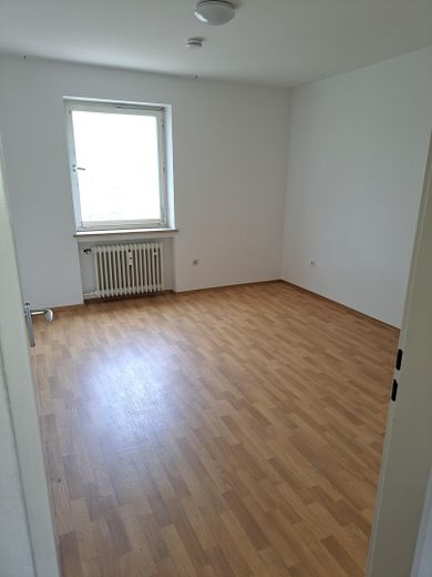 Sehr gut geschnittene, helle 2-Zimmer-Wohnung mit Balkon und Tiefgaragenstellplatz zu verkaufen – Schlafzimmer