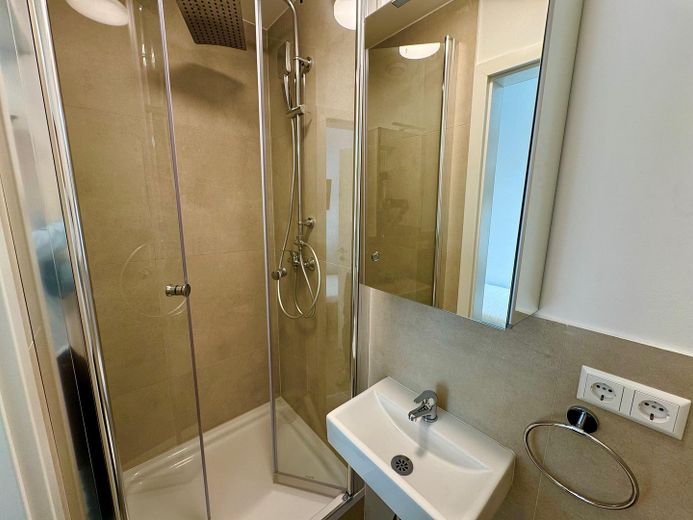 Möbliertes Mini Apartment mit Einbauküche + Bad – Bad