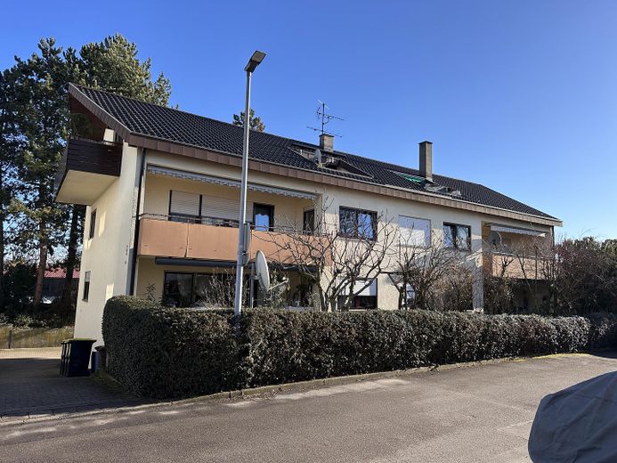 Von privat - Gepflegte, renovierte 3-Zimmer Wohnung mit Balkon in Tamm – Ansicht Haus Süd-Westseite