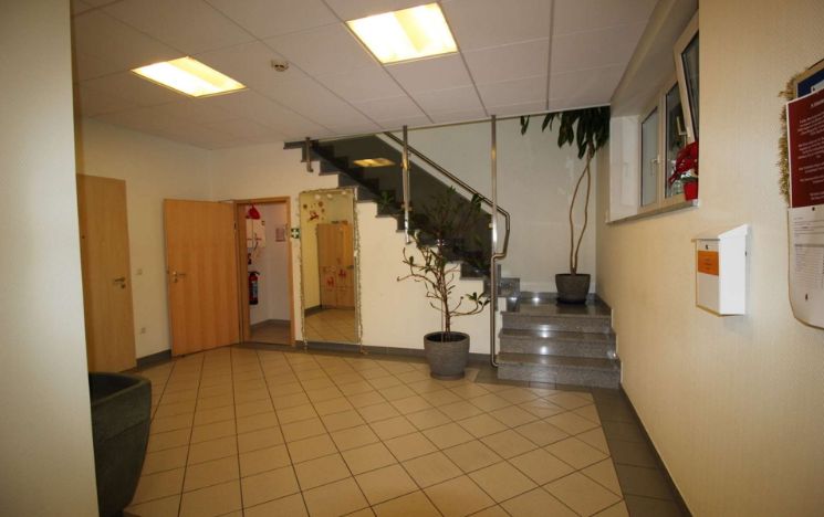 Flur zum OG u. Sozialräumen