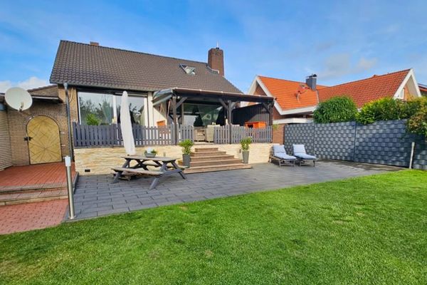 Pack your bags and move in: Modernized detached single-family house with conservatory in Nienhagen!
