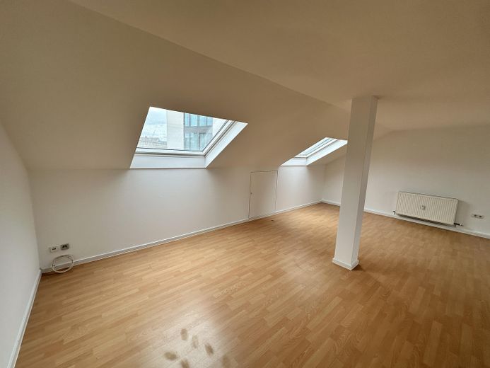 Bright 2-room attic apartment with fitted kitchen in a central location – Wohn- / Esszimmer