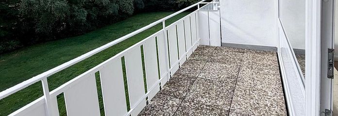 1 odalı daire: yüksek kaliteli yenilenmiş, yeni kaliteli ankastre mutfak, yeni banyo ve park yeri dahil – Balkon mit Blick ins Grüne