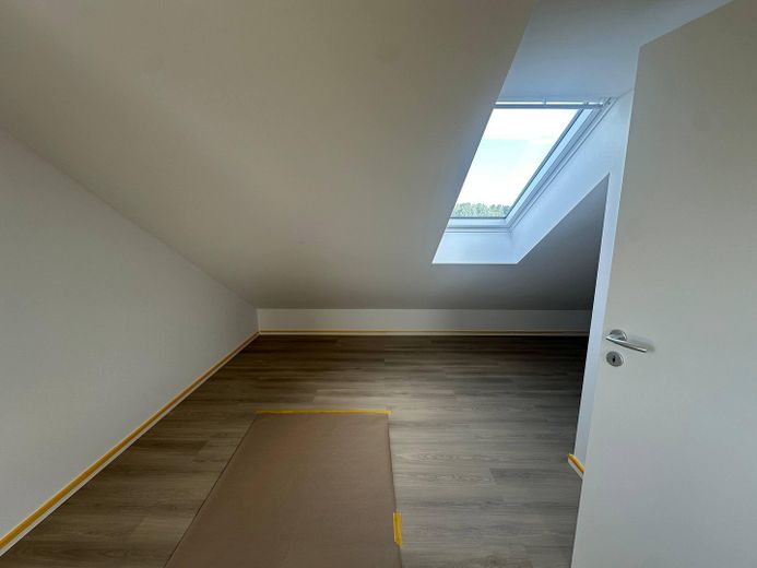 Neubau-Doppelhaushälfte (5 Zi.) mit Garten & Stellplatz – nur noch 1 verfügbar | nahe Berlin/Potsdam – DG Rechte Seite
