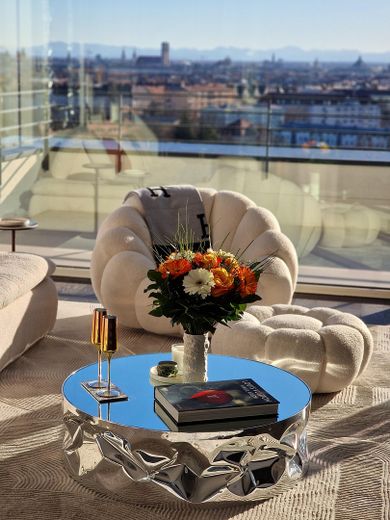 PROVISIONSFREI: Munich's Iconic View – The Ultimate Penthouse – Impression Couch