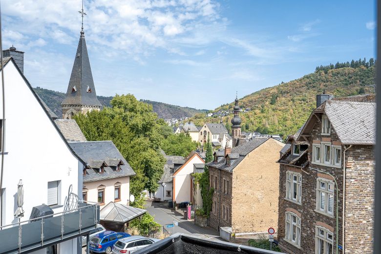 Drei-Familienhaus mit Burgblick – ideale Voraussetzungen für 3 Eigentumswohnungen – Ausblick