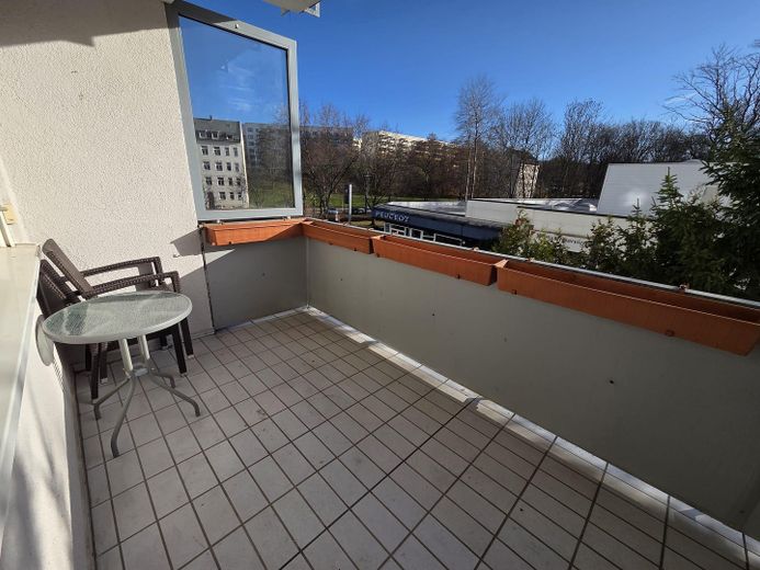 helle 3 Raumwohnung mit großem Balkon u. Tiefgarage – sonniger Balkon