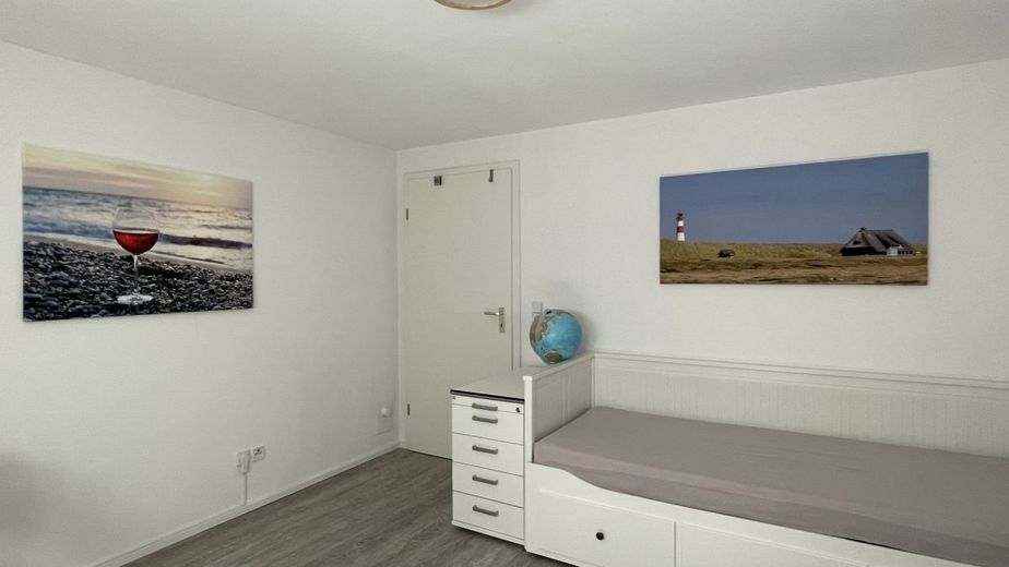EXKLUSIVES EINFAMILIENHAUS IN RUHIGER UND GRÜNER LAGE VON BÜHLAU – Gästezimmer Souterrain