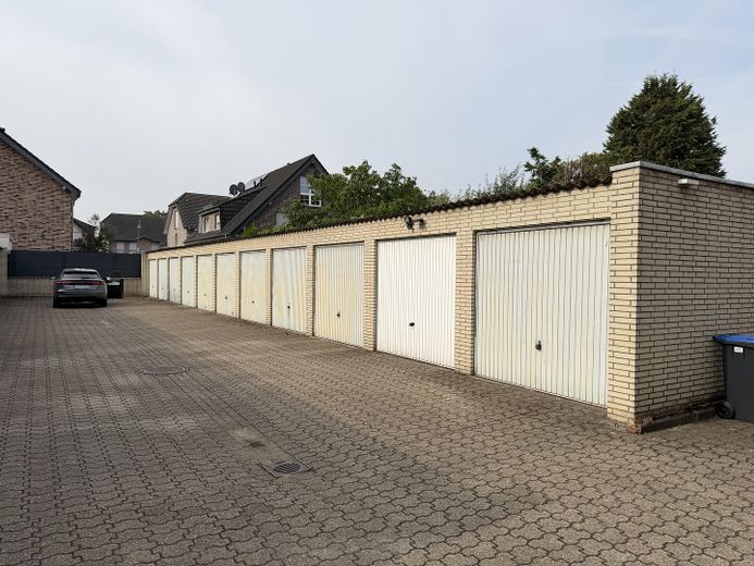 Garagenhof mit 17 Garagen zu verkaufen – Garagenhof
