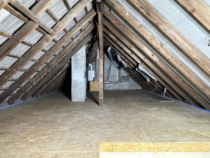 Appartement mansardé élégamment modernisé – possibilité d’aménagement en duplex avec terrasse sur le toit – Spitzboden aktuell