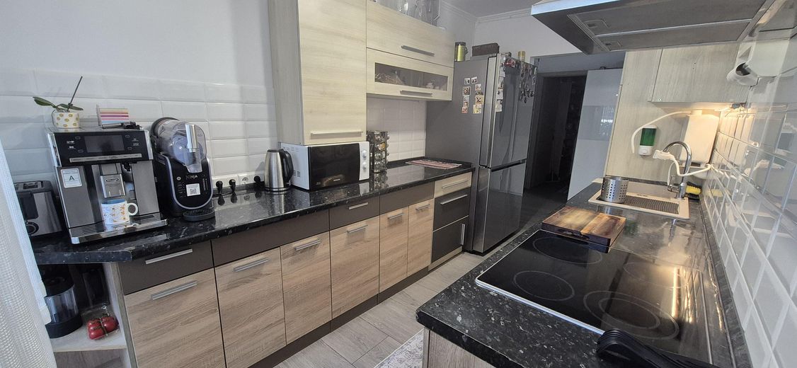 Appartement moderne de 4,5 pièces, 105 m², de plain-pied avec 2 balcons dans un cadre calme en lisière de forêt à Mühlacker – moderne Einbauküche