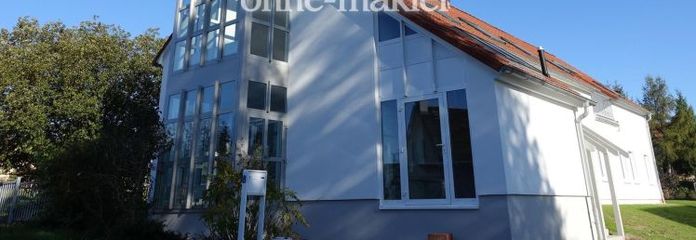 Mitad de casa inundada de luz con jardín