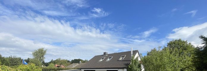 Gemütliches Einfamilienhaus in idyllischer Wohnsiedlung von Hartenholm – Südansicht mit Terrassen