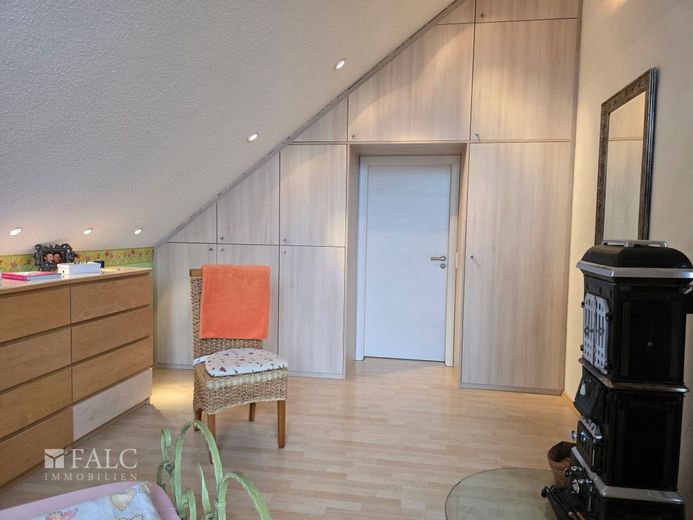 Ein Haus wie kein zweites, ruhig gelegen und mitten drin – Wandschrank Kinderzimmer Durchgang Bad