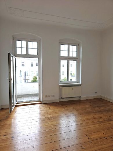شقة أنيقة من 4 غرف في مبنى قديم | 130 m² | شرفتان | نافذة بارزة | موقع متميز بجوار محطة قطار S-Bahn Karlshorst – الصورة 4