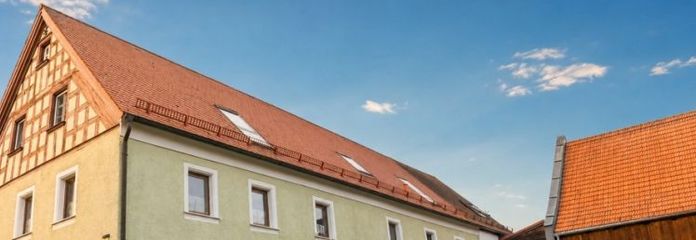 Historischer Dreiseithof bei Arzberg – 400 qm Wohnen, 2 Einheiten, Südgarten & Scheunen