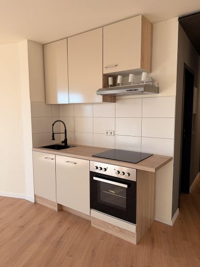 renovierte 2 Raum Wohnung mit Klima, EBK und TG Stellplatz – Einbauküche