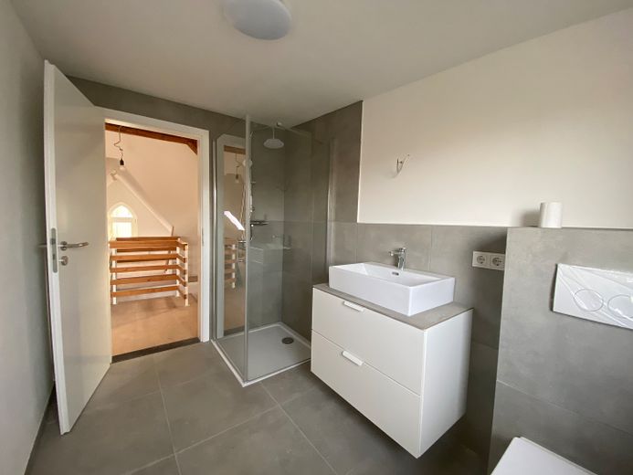 Apartamento con balcón, apto para piso compartido, 4 habitaciones, dúplex, cerca de la estación – Badezimmer oben