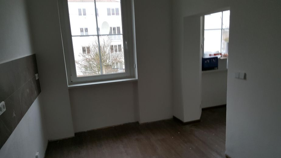 Luminoso piso de tres habitaciones con baño de alta calidad y luz natural – Küche zum Essbereich