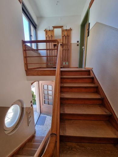 Großzügige 5,5-Zimmer-Maisonette mit Hauscharakter und viel Platz für die Familie – Treppenhaus