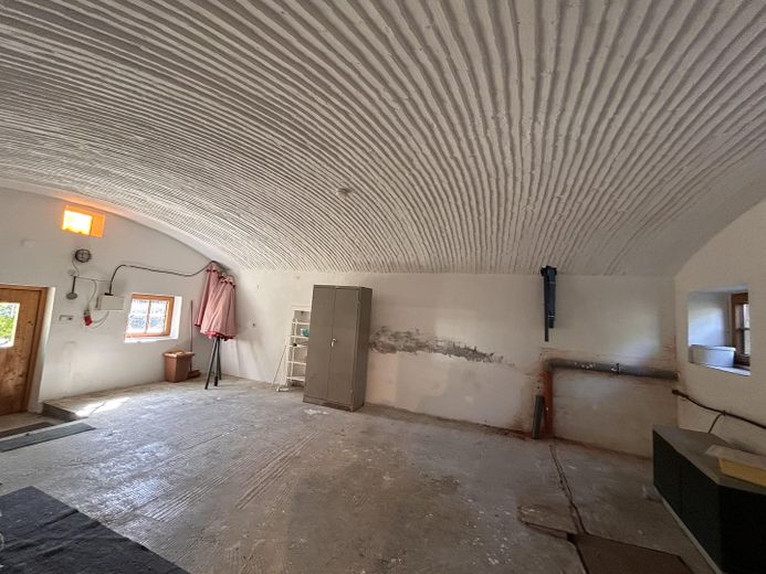 Ehemaliges landwirtschaftliches Anwesen mit großem Grundstück von Privat – Tunnelgewölbe