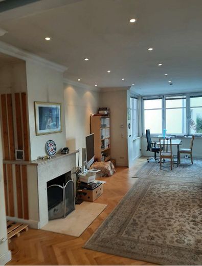 Wohnzimmer mit Kamin